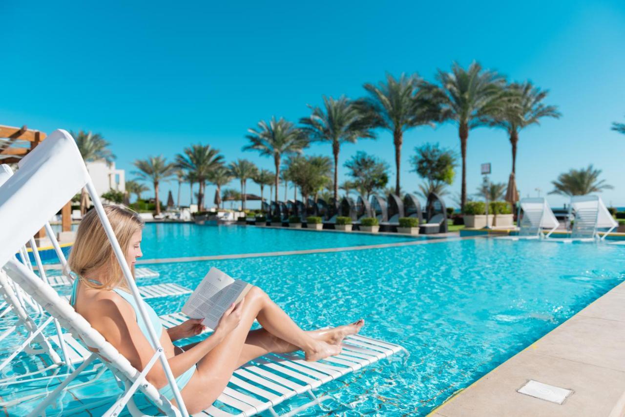 Sunrise Montemare Resort -Grand Select (Adults Only) Sharm el-Sheikh Luaran gambar A woman sunbathing at a pool